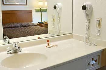 Wamego Inn And Suites Екстер'єр фото